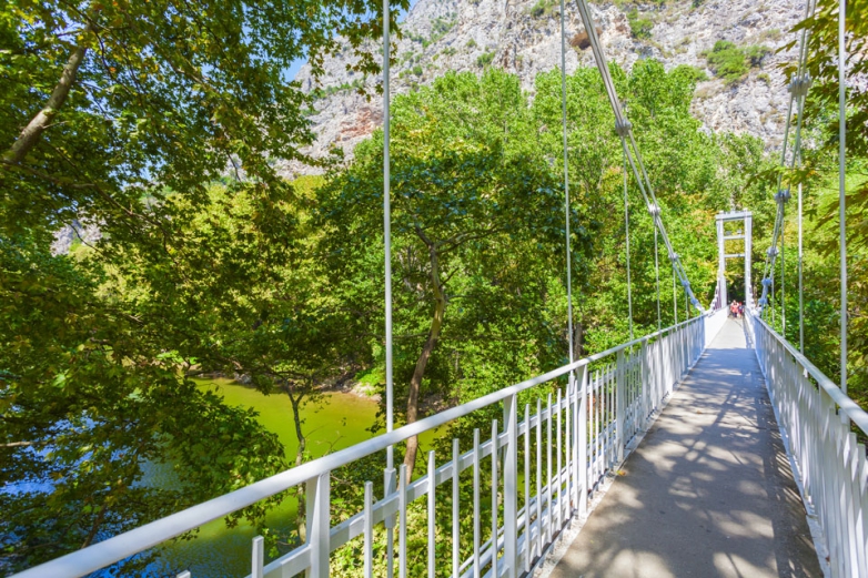 &Eta; &kappa;&rho;&epsilon;&mu;&alpha;&sigma;&tau;ή &gamma;έ&phi;&upsilon;&rho;&alpha; &sigma;&tau;&alpha; &Tau;έ&mu;&pi;&eta;